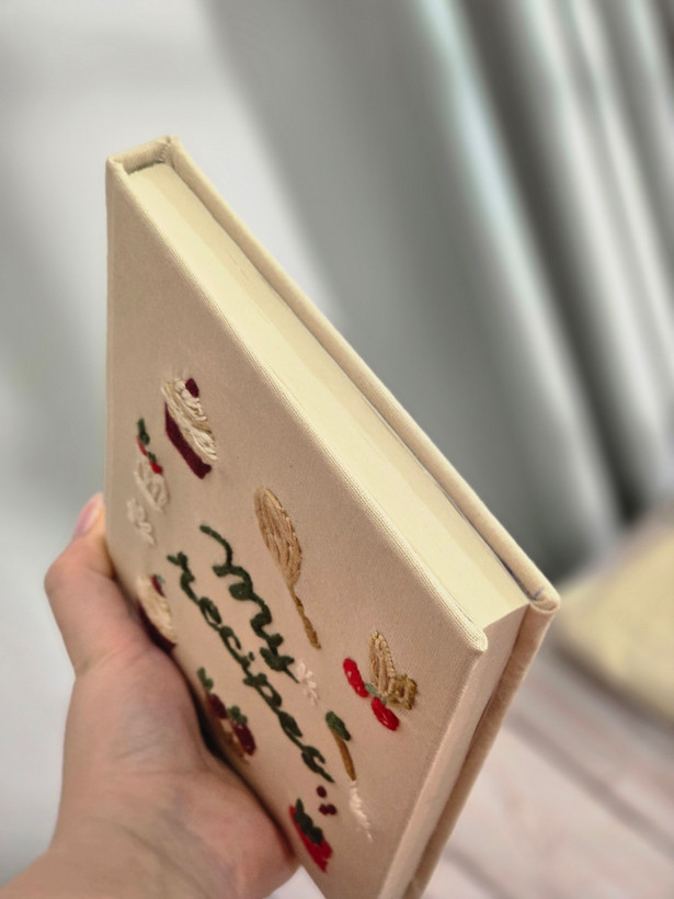 ژورنال آشپزی دستساز گلدوزیشده طرح شیرینی و توتفرنگی 🍓🧁