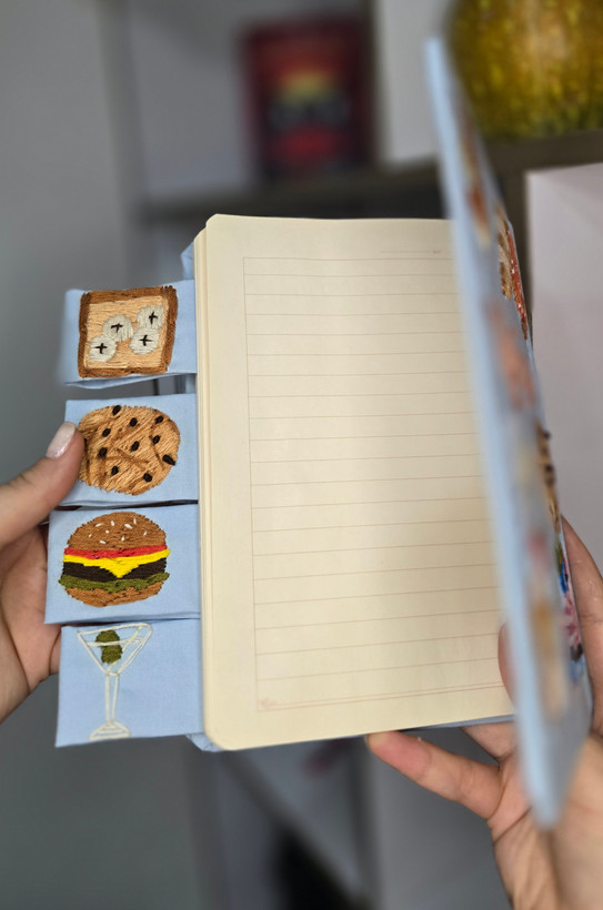 ژورنال آشپزی دستساز گلدوزیشده طرح نان و شیرینی 🥐🧁